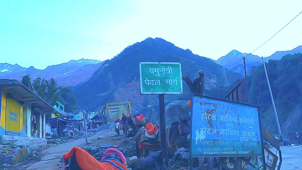 Foot trek to Yamnoutri temple