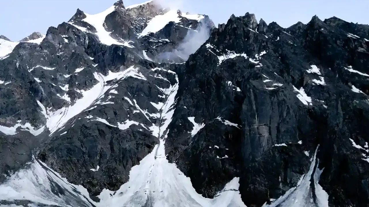Ice Peaks at Kinnar Kailash Trek